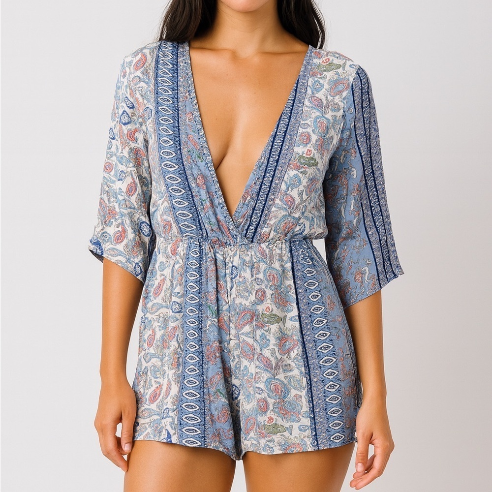 Love Tree Blue and White Paisley Top - size L